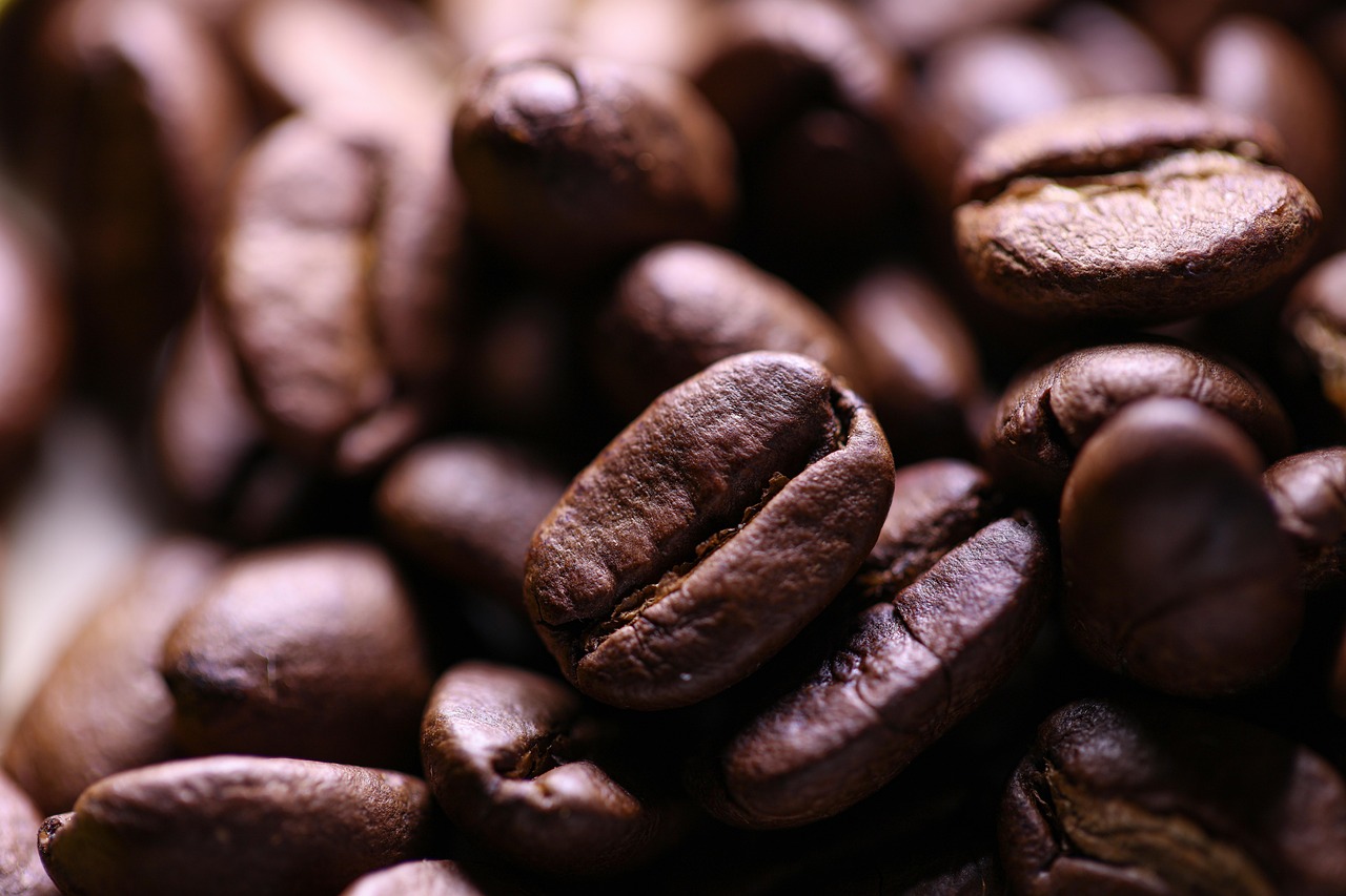 Doom-Buying Returns: Americans Stockpile Coffee and Olive Oil Amid Tariff Fears