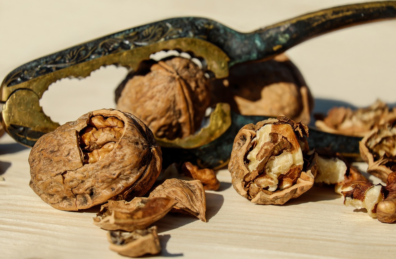 6 Everyday Superfoods That Fight Inflammation—Plus 3 That Fuel It