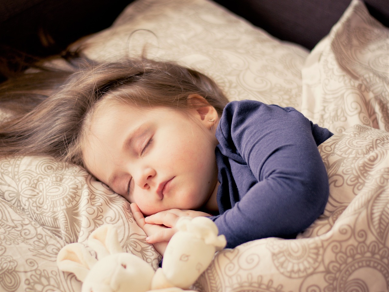 These 7 Red Flags Show You’re Sleep-Deprived—And What to Eat Tonight