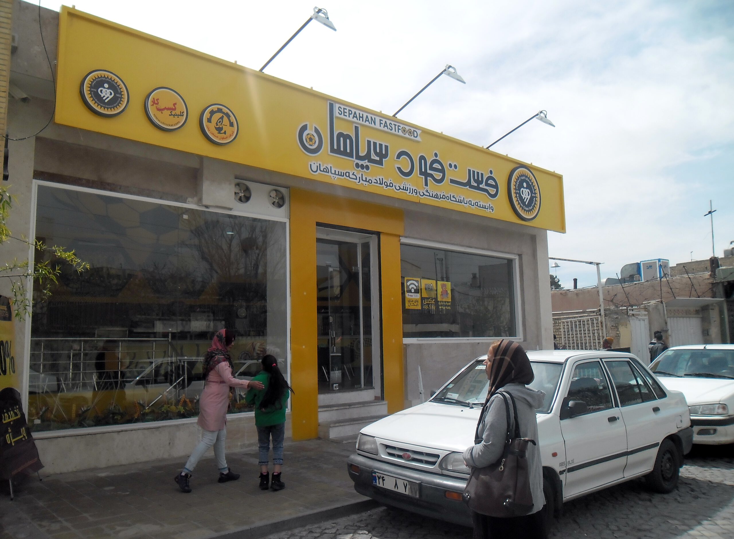 Top 8 Countries That Ban Fast Food Chains (For Real!)