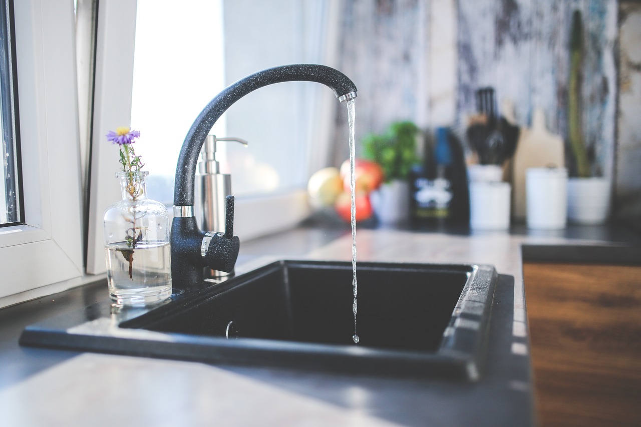 7 Kitchen Habits That Waste Water (And What to Do Instead)