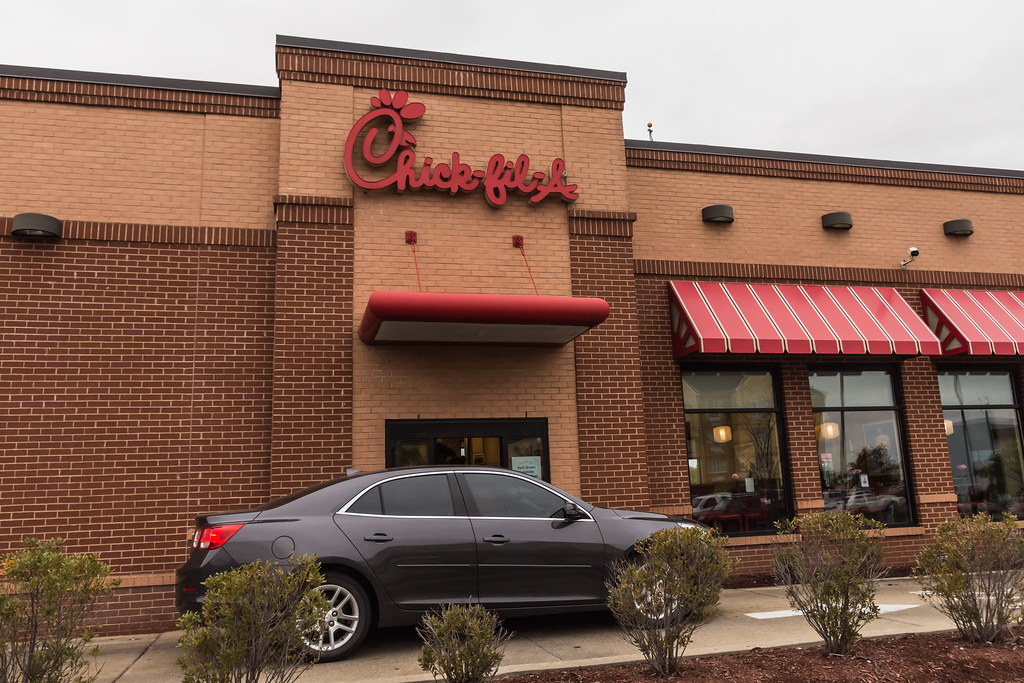 4 Restaurant Chains Surging in Popularity—and 2 That Are Closing Stores