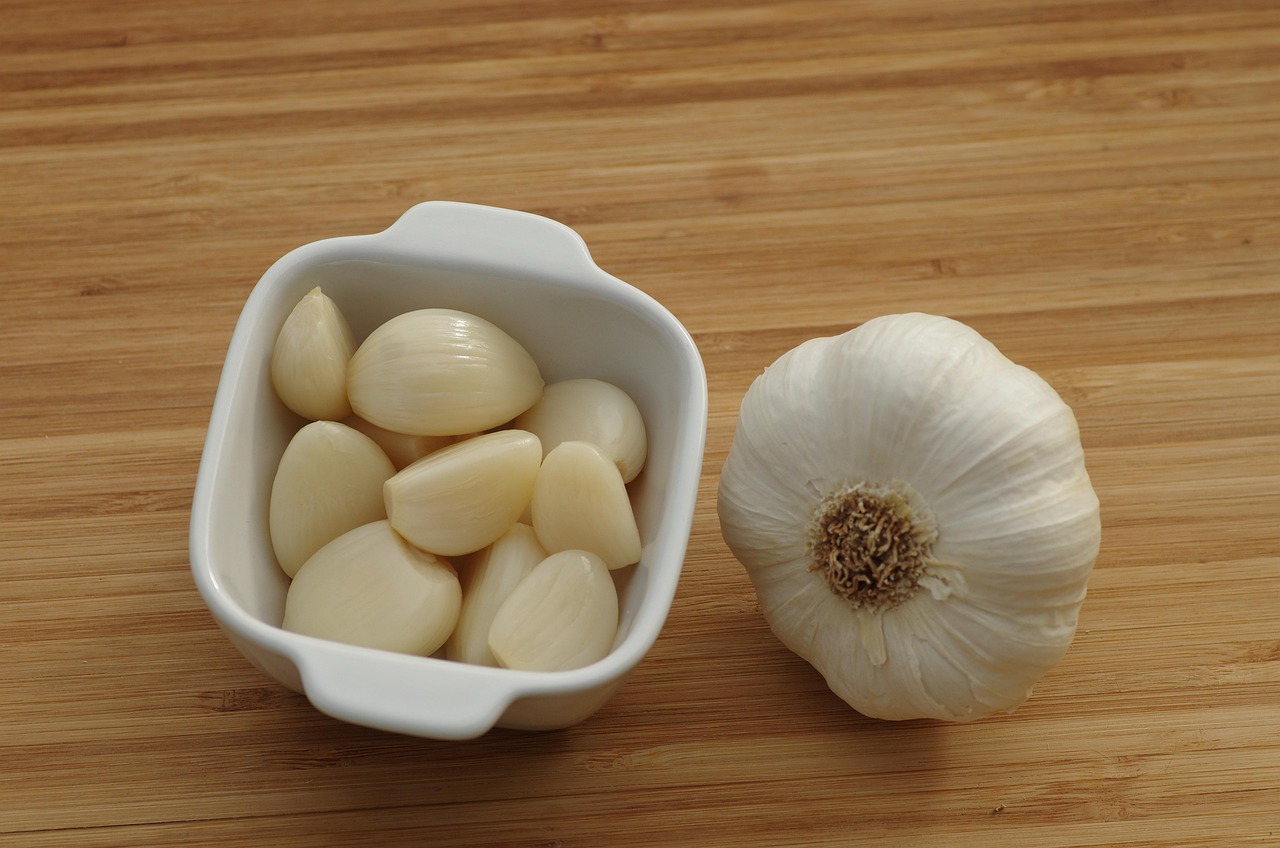 A Professional Chef's Method For Mincing Garlic To Enhance Flavor And Aroma