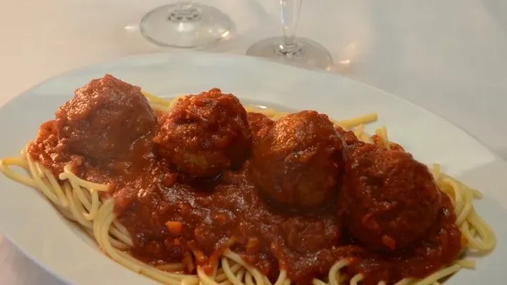 10 Restaurant Chains That Serve Spaghetti And Meatballs Customers Enjoy