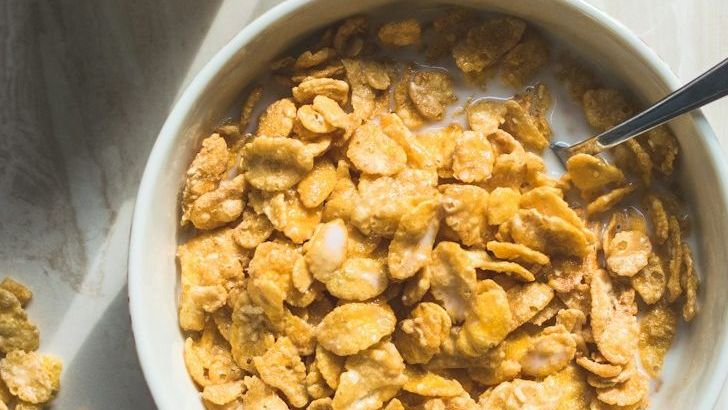 10 "Healthy" Foods That Nutritionists Say Are Anything But