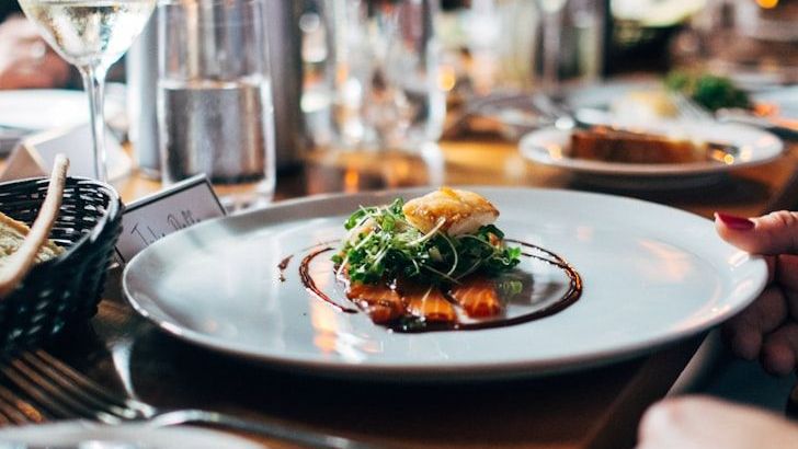 10 Costly Mistakes Diners Should Avoid, According to Veteran Chefs and Insiders