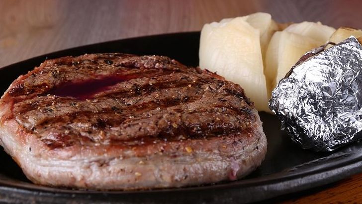 As a Chef, Here Are 6 Dishes I Always Order at a Steakhouse and 4 I Never Do