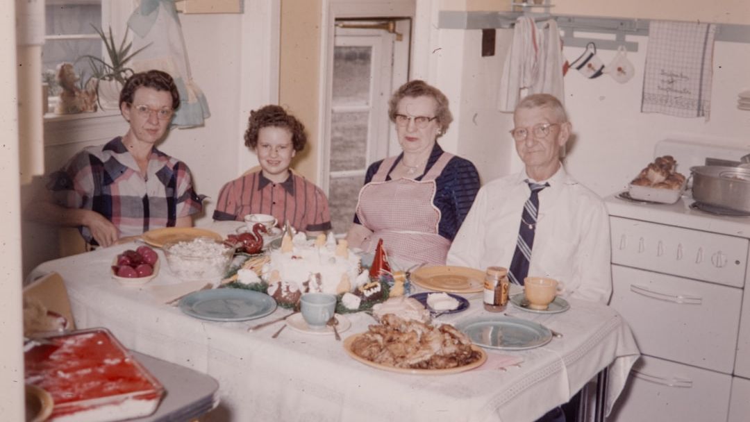 7 Table Etiquette Rules From The '50s That No One Follows