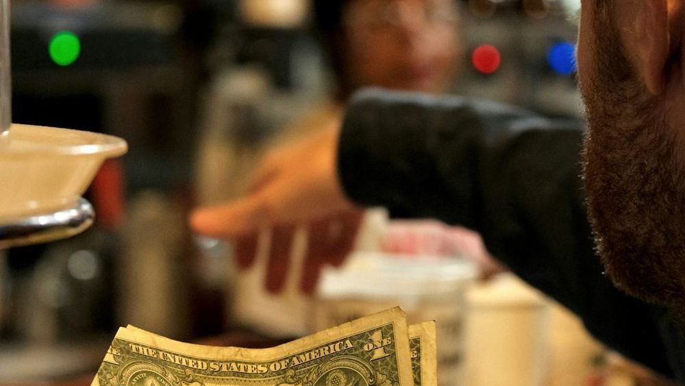 7 Subtle Tipping Mistakes That Instantly Reveal You've Never Worked in Hospitality