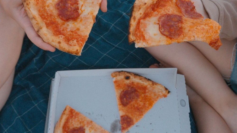 If This Old Pizza Hut Décor Looks Familiar, You're Definitely a '90s Kid