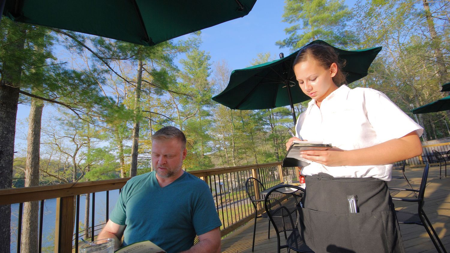 6 Red Flags Fine-Dining Servers Spot the Moment You Walk In