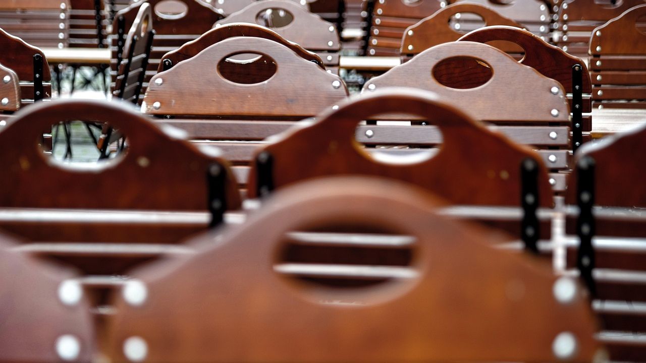 Why Mid-Tier Sit-Down Restaurants Are Vanishing From American Suburbs