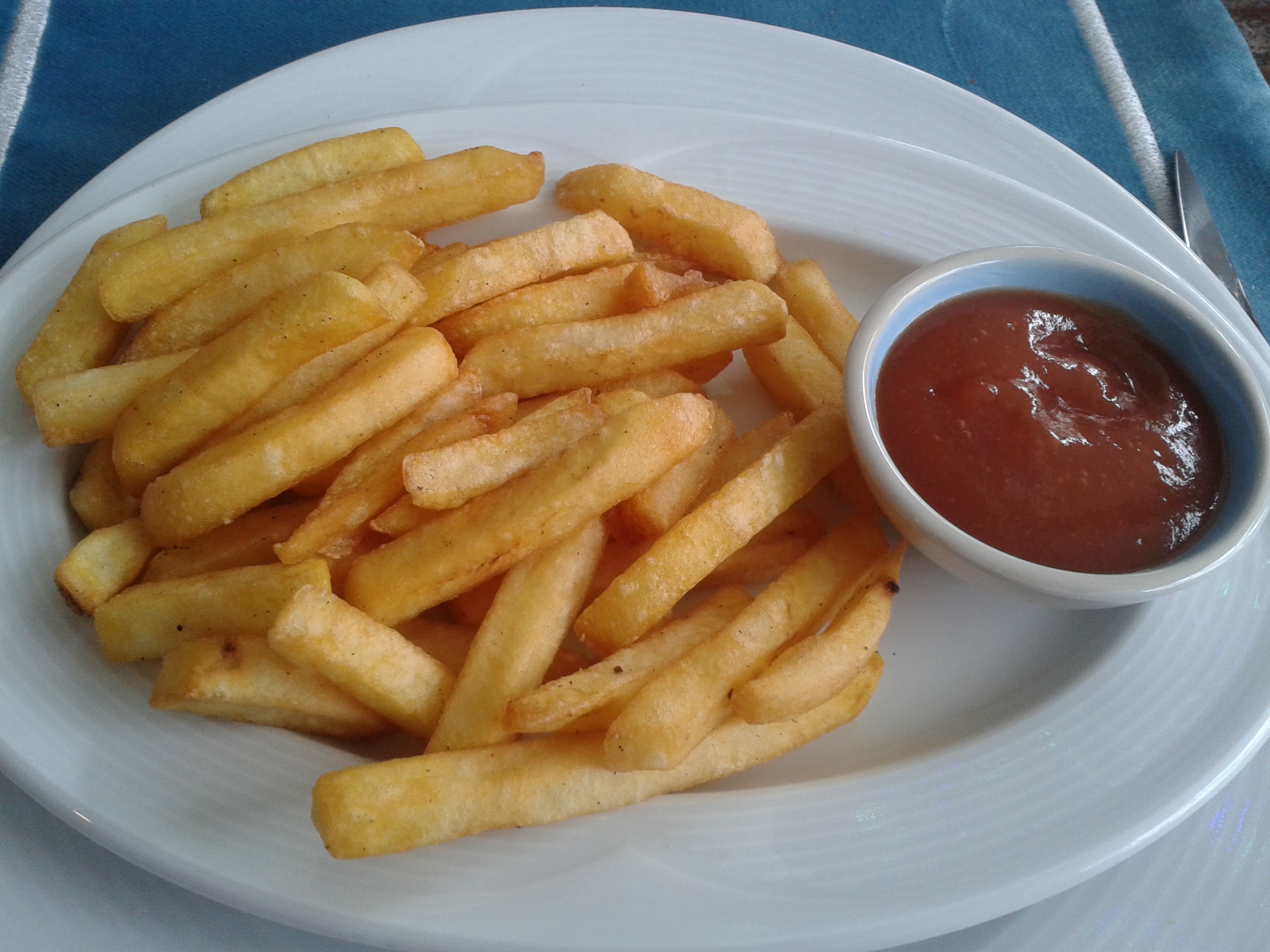 Heinz introduces fry box with built-in ketchup dipping compartment