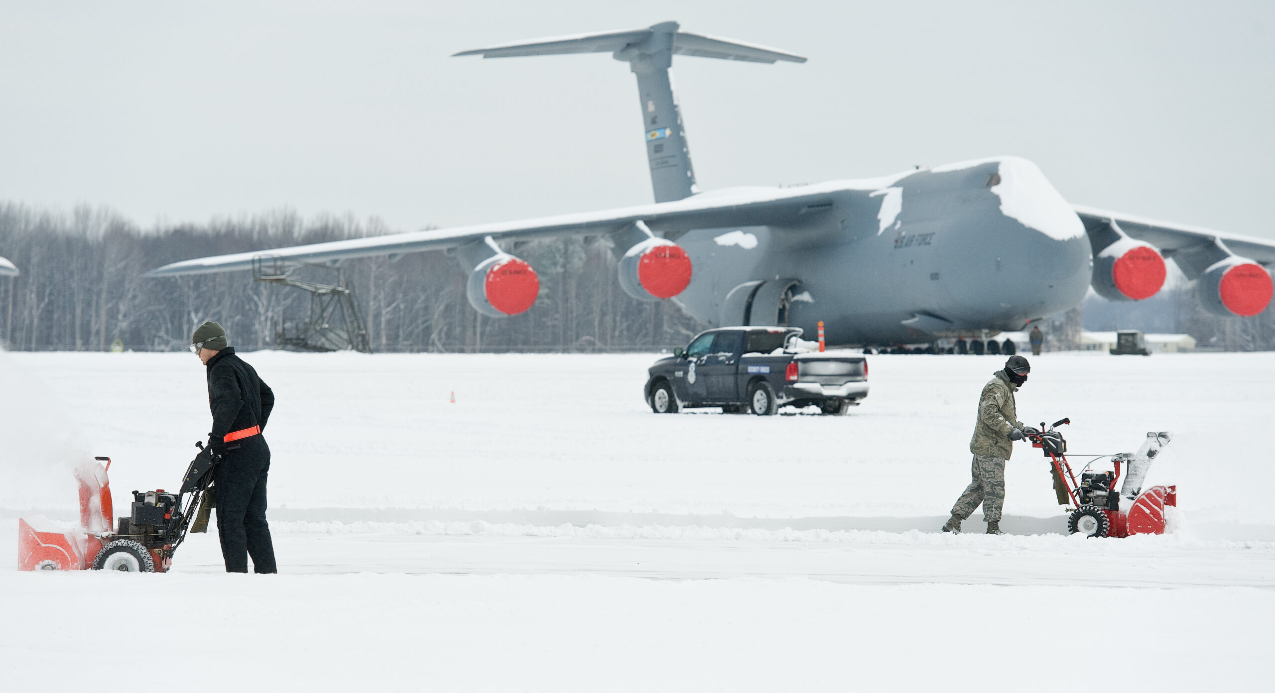 Airlines issue travel waivers ahead of winter storm