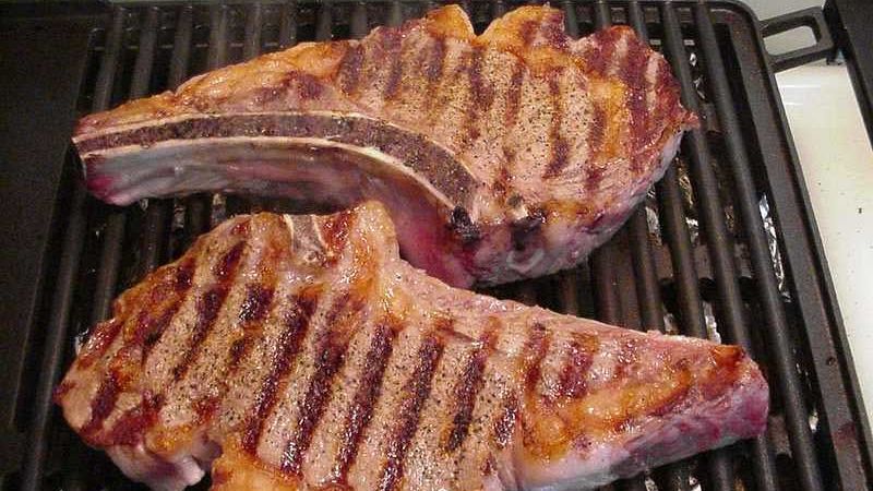 As a Professional Chef, These Are 4 Steakhouse Favorites I Always Buy - and 2 I Avoid