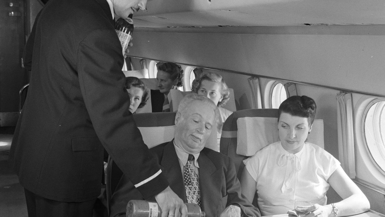 A Flight Attendant With 15 Years' Experience Reveals 6 Drinks to Avoid in the Air