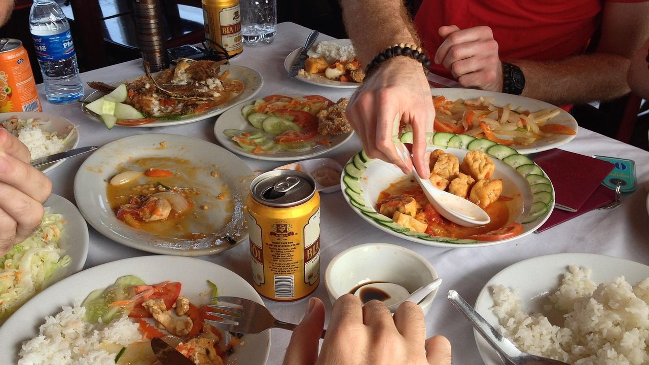 10 Subtle Things Restaurant and Hotel Staff Instantly Pick Up When You Sit Down