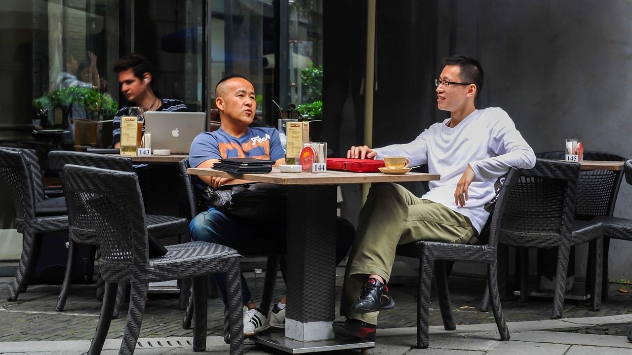 The 6 Details Servers Pick Up About You the Moment You Sit Down