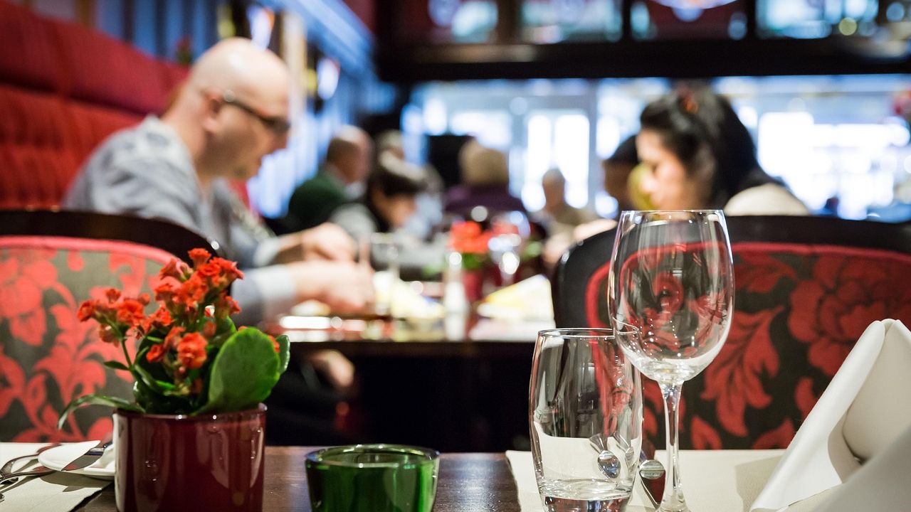 Seasoned Waiters Instantly Notice These 10 Things When You Pick Up the Menu