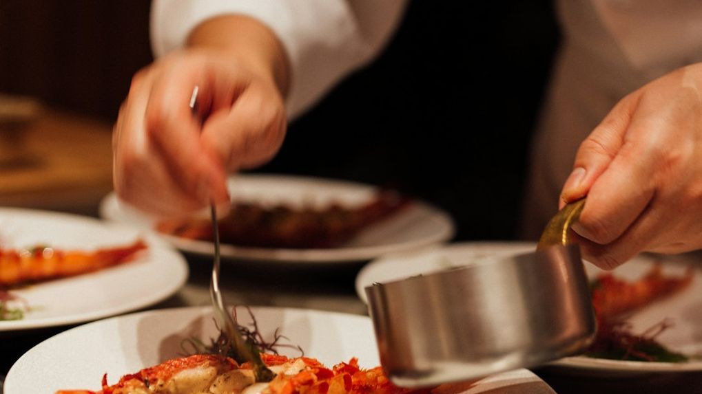 7 Signs a Hole-in-the-Wall Restaurant Is Actually Michelin-Worthy