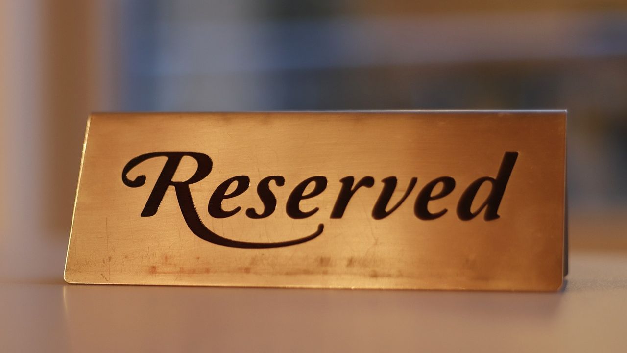 Here's What No One Tells You About Eating at These 10 "Famous" Restaurants