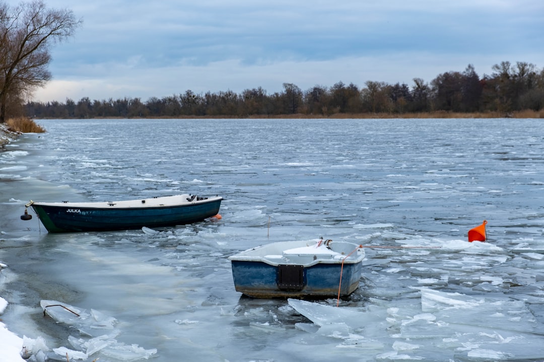 Man appears to 'sail' on frozen Potomac River