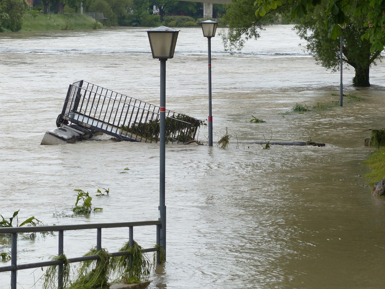 North Carolina house collapses amid high tide