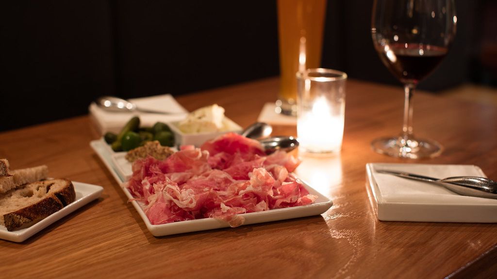 4 Things Dinner Guests Notice Immediately but Hosts Overlook