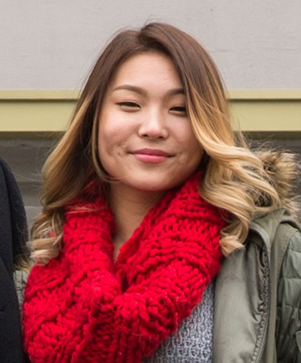 Shaun White says Olympic snowboarder Chloe Kim is 'setting the bar high'