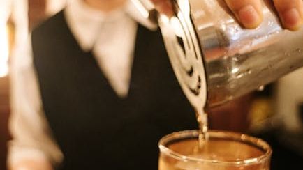 A Career Bartender Shares 9 Phrases That Instantly Make You a Favorite