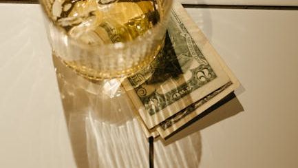 A Former Waiter Reveals 10 Signs Your Server Already Thinks You're a Bad Tipper