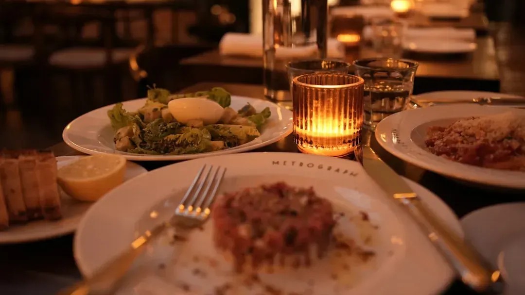 7 American Cities Where Middle-Class Dining Expenses May Surge in the Year Ahead