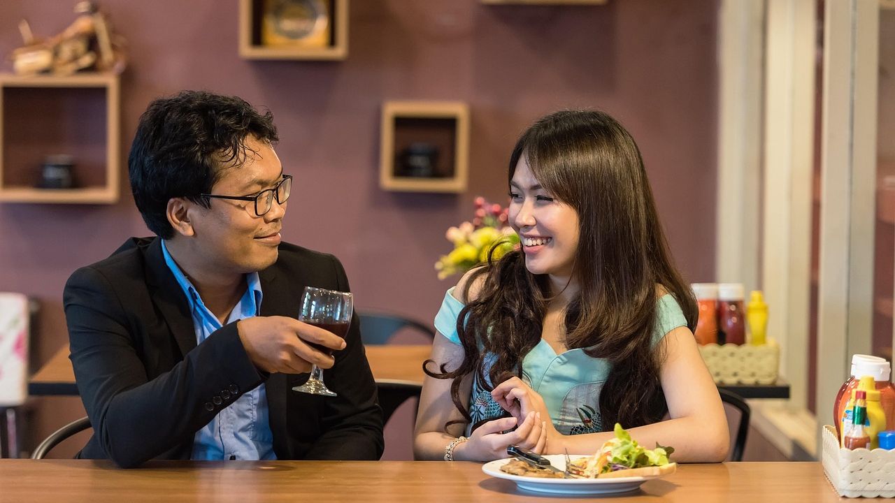 6 Things Your Server Knows About Your Relationship Before You Even Order Drinks