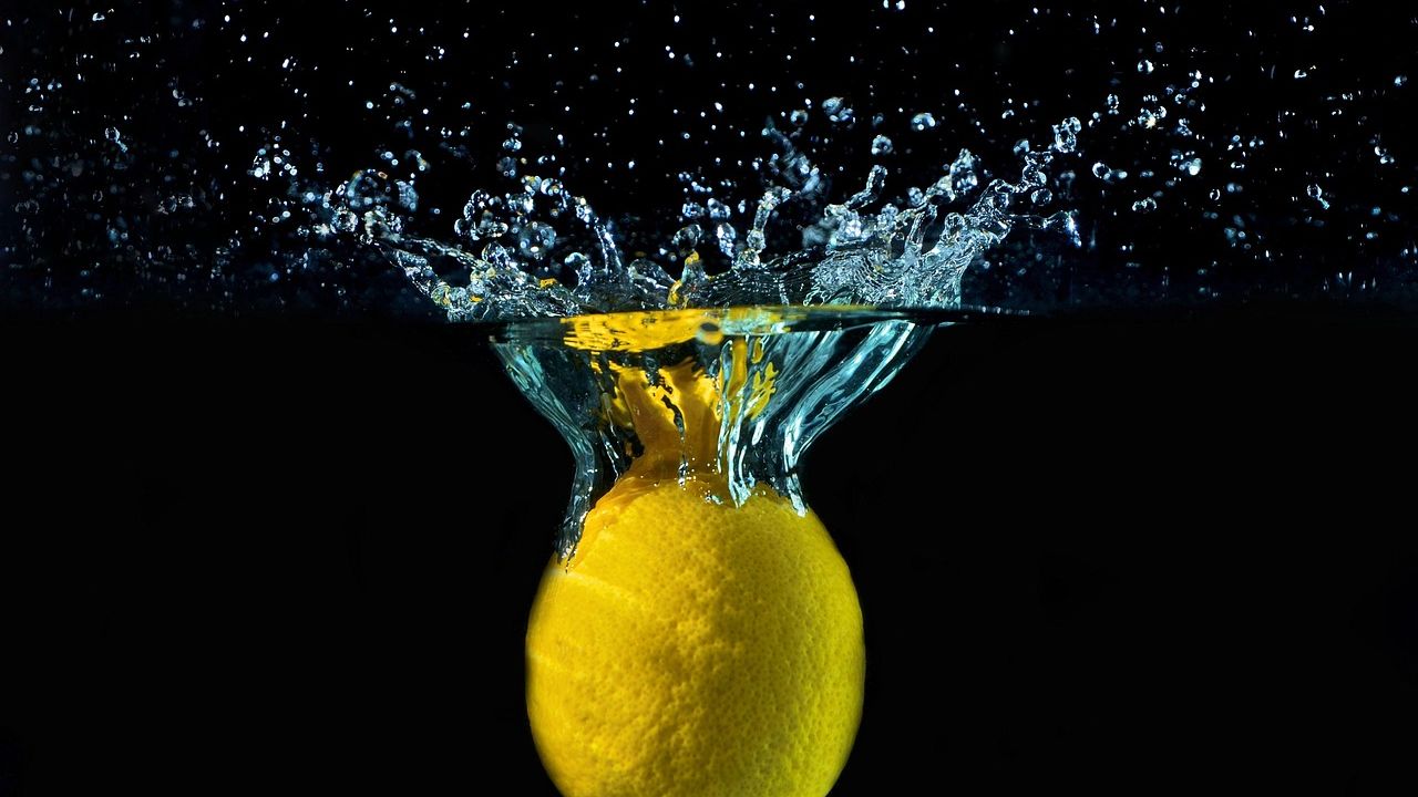Why I Never Put Lemon Wedges in My Water at Restaurants (From a Former Server)