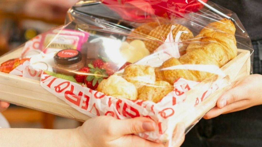 4 Things a Flight Attendant Notices About Your Choice of In-Flight Meal (And Why It Matters)