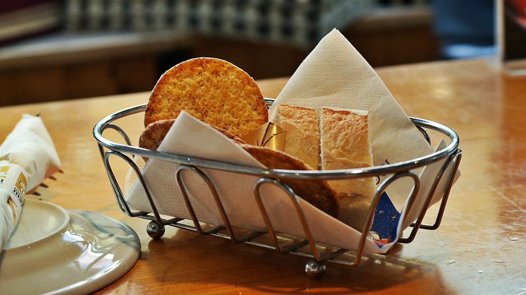 The "Bread Basket" Rule: Why Your Server Judges You Based on How You Eat the Appetizers
