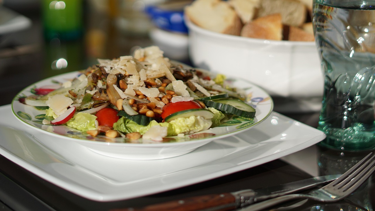 I've Been a Flight Attendant for 15 Years: 11 Food Habits "Old Money" Travelers Never Have