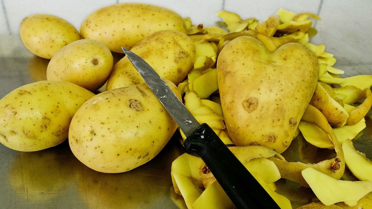 7 Kitchen Scraps You're Tossing That Actually Contain the Most Nutrients