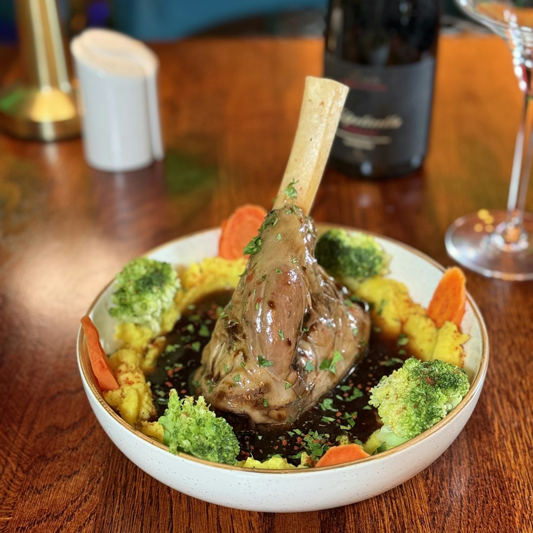 Tom Valenti, Who Made Lamb Shanks a Showstopper, Dies at 67