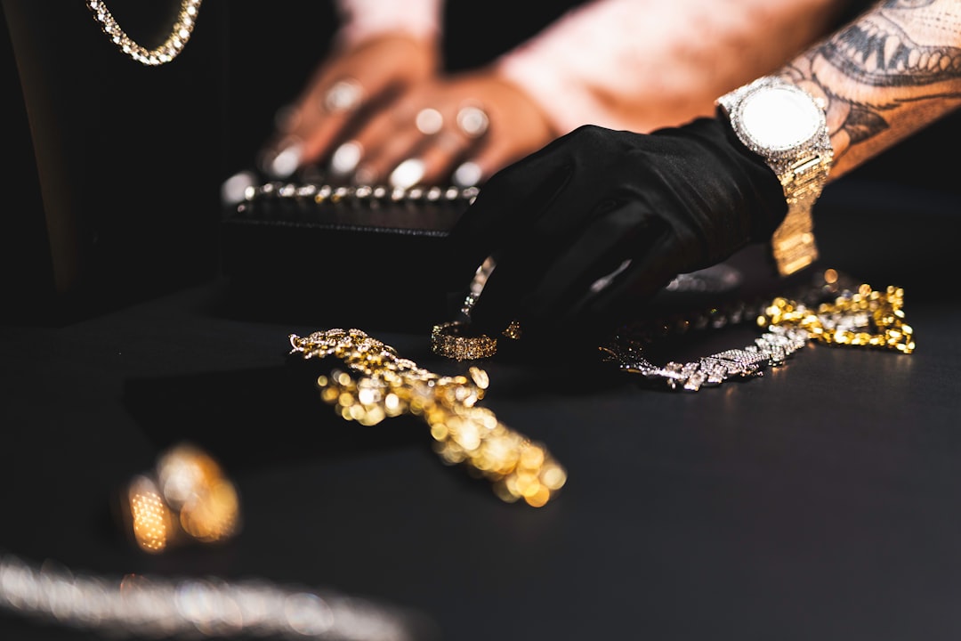 Video captures jewelry store robbery in New Jersey