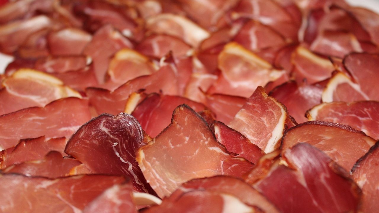 6 Ways Your Local Deli Is Overcharging You for "Premium" Slices