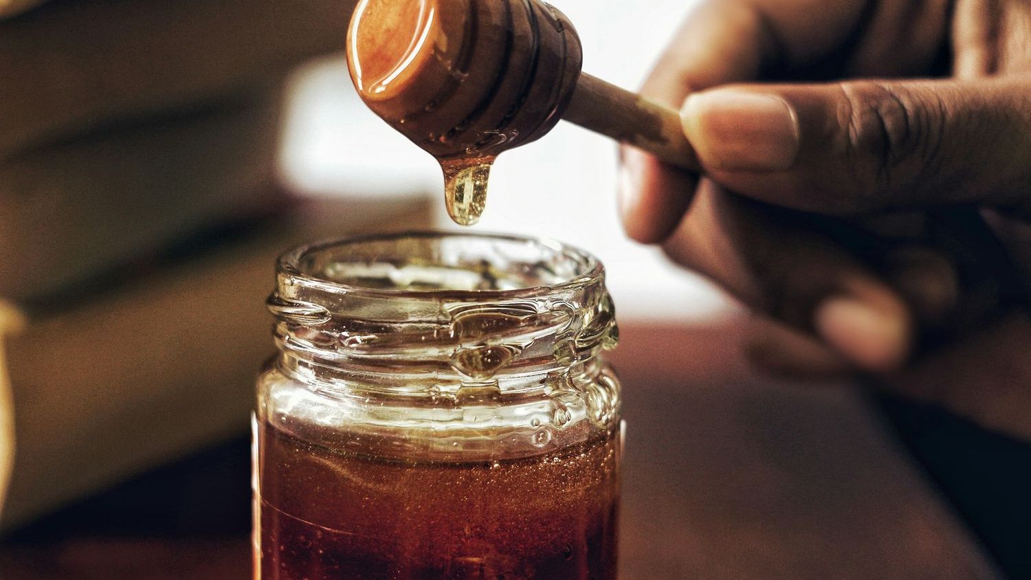 12 Manuka Honey Myths Debunked (Including the One That’s Costing You the Most)