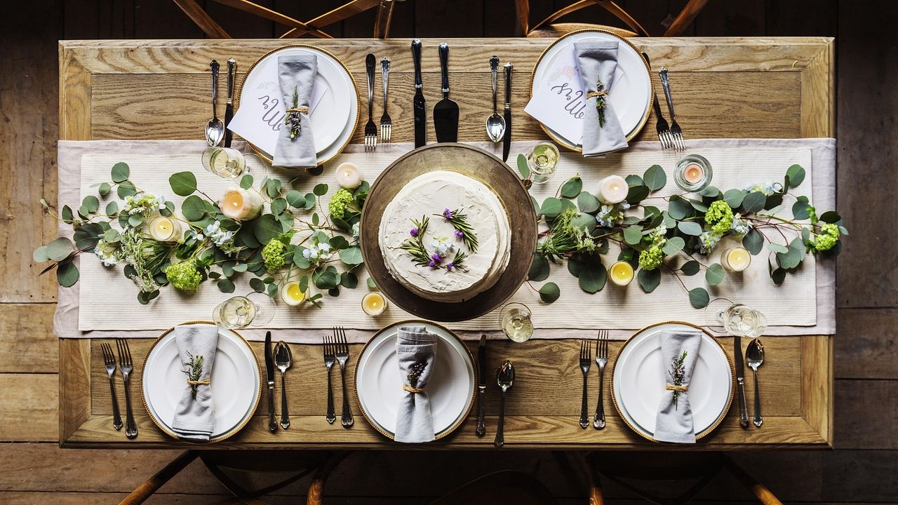 The "Sunday Night" Rule: Why You Should Avoid Eating Out at the End of the Week